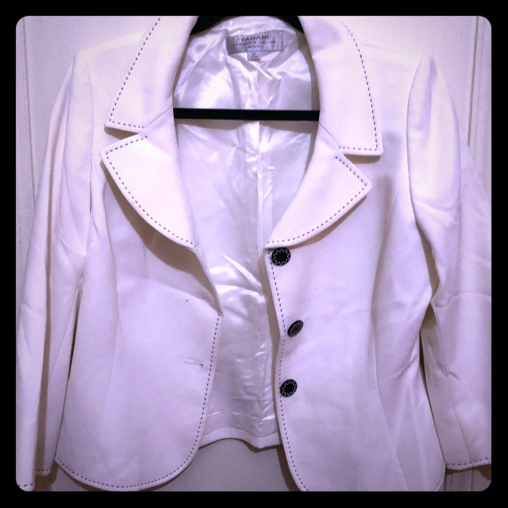 White Tahari blazer size 8p
